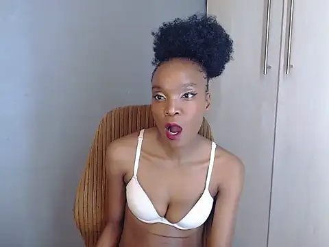 SkinnykeehXO online show from June 2026 12:57:01 AM