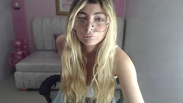Snapshot of Kriistal_s chatting on June 2026 03:04:01 AM Kriistal s online show from June 2026 03:04:01 AM