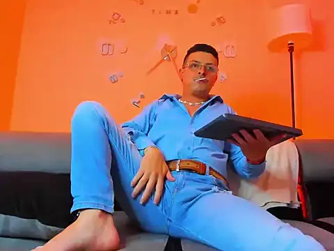 Snapshot of Leo_Hunt_ chatting on June 2026 03:42:01 AM Leo Hunt online show from June 2026 03:42:01 AM