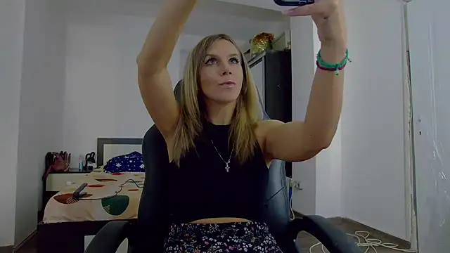 Snapshot of DedeSibel chatting on October 2025 12:28:01 PM DedeSibel online show from October 2025 12:28:01 PM