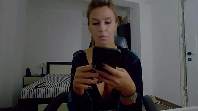 Snapshot of DedeSibel chatting on November 2025 11:35:01 AM DedeSibel online show from November 2025 11:35:01 AM