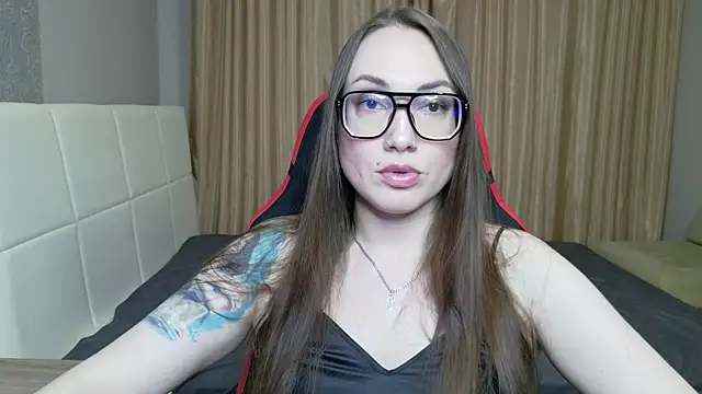Snapshot of CarolineGlow_ chatting on July 2026 05:15:02 PM CarolineGlow online show from July 2026 05:15:02 PM