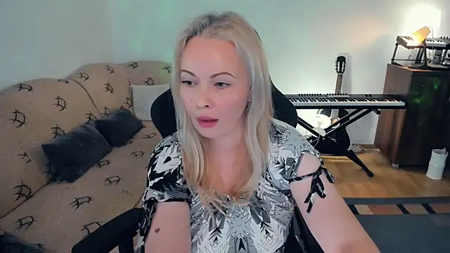 Snapshot of WhitneyLynn chatting on December 2024 02:13:02 PM WhitneyLynn online show from December 2024 02:13:02 PM