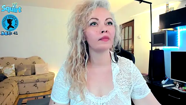 Snapshot of WhitneyLynn chatting on September 2025 08:52:01 PM WhitneyLynn online show from September 2025 08:52:01 PM