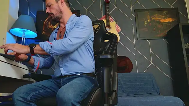 Snapshot of ChrisKox chatting on October 2025 03:51:02 AM ChrisKox online show from October 2025 03:51:02 AM