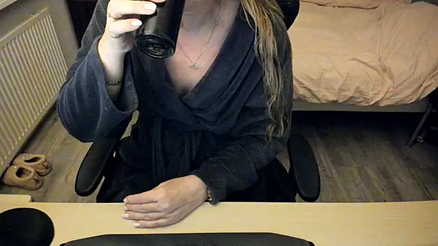 Snapshot of minoesje37 chatting on February 2025 08:38:02 PM minoesje37 online show from February 2025 08:38:02 PM