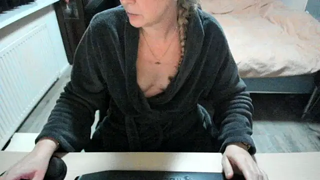 Snapshot of minoesje37 chatting on February 2025 08:00:01 PM minoesje37 online show from February 2025 08:00:01 PM