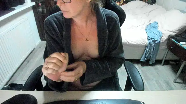 Snapshot of minoesje37 chatting on September 2025 07:15:02 PM minoesje37 online show from September 2025 07:15:02 PM