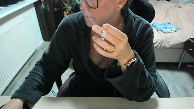 minoesje37 online show from October 2025 08:31:01 PM