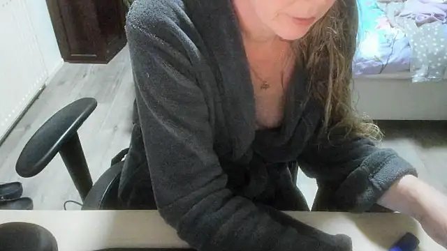 minoesje37 online show from January 2026 08:44:01 PM