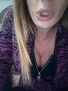 fammefatale1987 online show from November 2025 05:12:02 PM