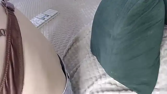 Snapshot of Kiradoll27 chatting on October 2025 09:33:01 AM Kiradoll27 online show from October 2025 09:33:01 AM