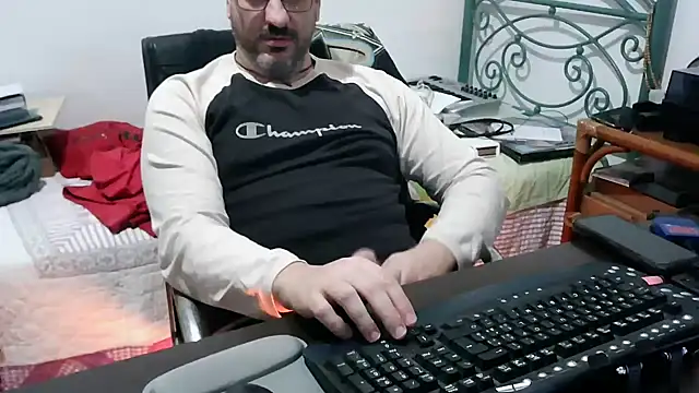 Snapshot of Italian_dark_desire chatting on January 2026 09:30:02 PM Italian dark desire online show from January 2026 09:30:02 PM