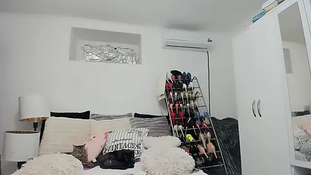 Snapshot of juliahayessxx chatting on November 2025 07:03:02 PM juliahayessxx online show from November 2025 07:03:02 PM