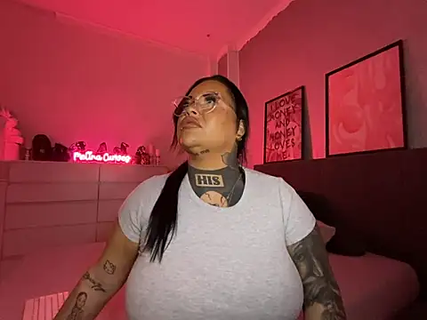 Snapshot of _MelinaCurves_ chatting on February 2025 06:58:02 PM  MelinaCurves  online show from February 2025 06:58:02 PM