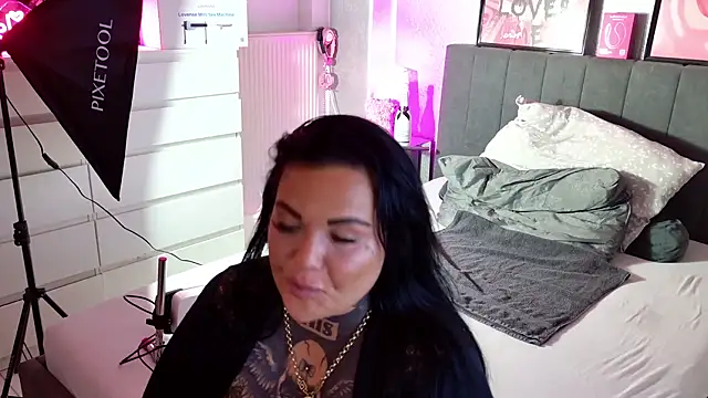 Snapshot of _MelinaCurves_ chatting on March 2025 12:26:02 AM  MelinaCurves  online show from March 2025 12:26:02 AM