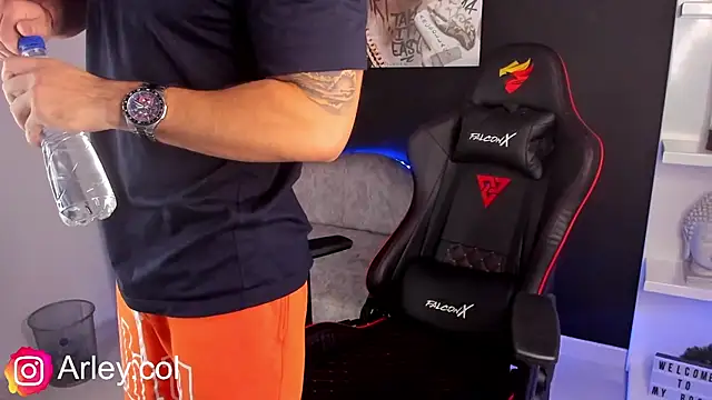 Snapshot of Dimitri_Colleman chatting on December 2024 07:18:01 PM Dimitri Colleman online show from December 2024 07:18:01 PM