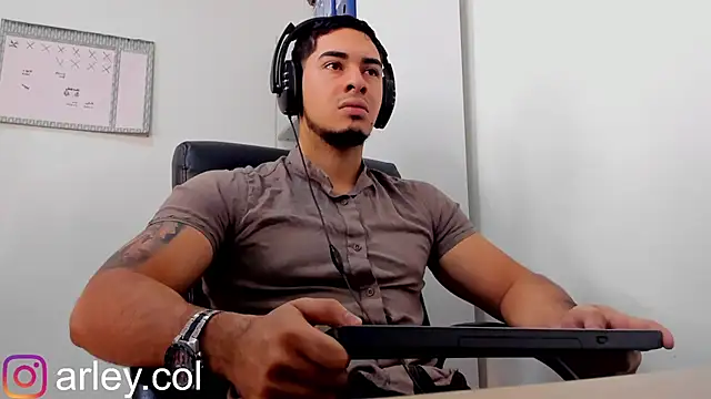 Snapshot of Dimitri_Colleman chatting on December 2024 02:30:02 AM Dimitri Colleman online show from December 2024 02:30:02 AM