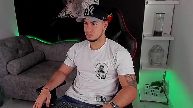 Snapshot of Dimitri_Colleman chatting on January 2025 06:00:01 PM Dimitri Colleman online show from January 2025 06:00:01 PM