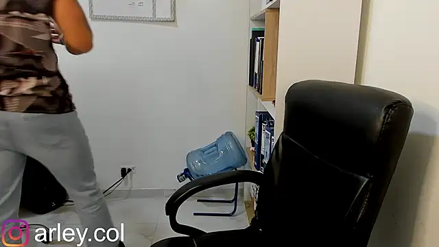 Snapshot of Dimitri_Colleman chatting on January 2025 03:55:02 PM Dimitri Colleman online show from January 2025 03:55:02 PM