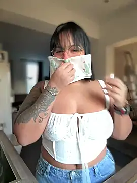 Snapshot of DannaaMeliza chatting on December 2024 08:48:01 AM DannaaMeliza online show from December 2024 08:48:01 AM