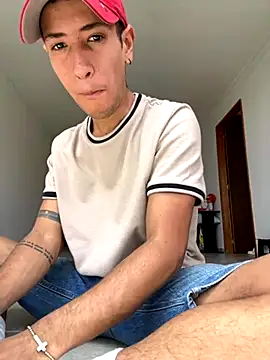 Snapshot of RetainedHound chatting on October 2025 04:49:02 PM RetainedHound online show from October 2025 04:49:02 PM