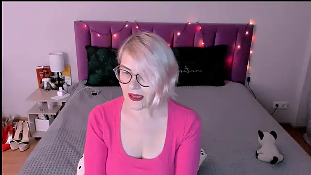 Snapshot of sabrinamacmarren chatting on December 2025 01:37:02 PM sabrinamacmarren online show from December 2025 01:37:02 PM