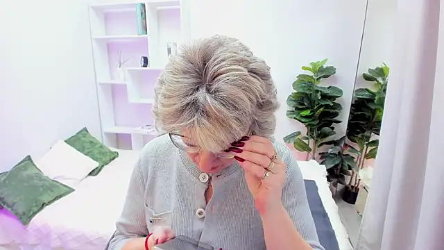 EvelynJoyful online show from December 2025 05:06:02 AM