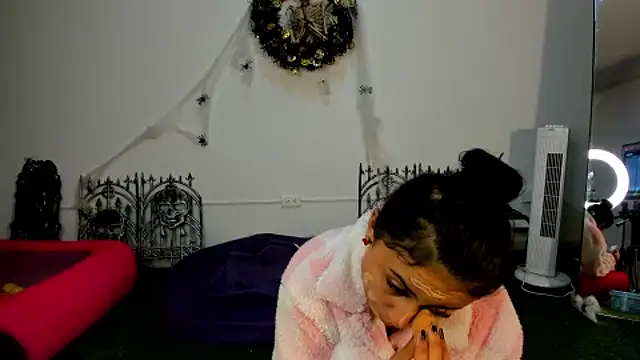 Snapshot of AbbyTaylorr chatting on October 2025 03:45:01 AM AbbyTaylorr online show from October 2025 03:45:01 AM