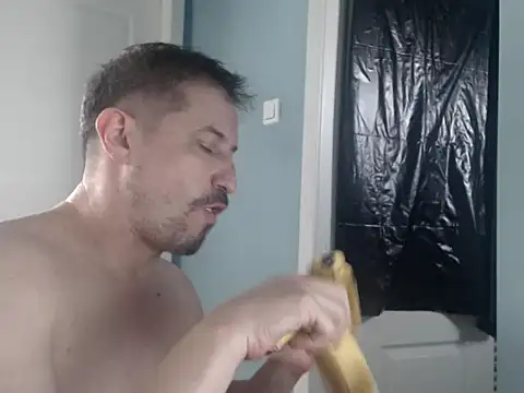 Snapshot of MisterFaithRO chatting on April 2026 11:35:01 AM MisterFaithRO online show from April 2026 11:35:01 AM