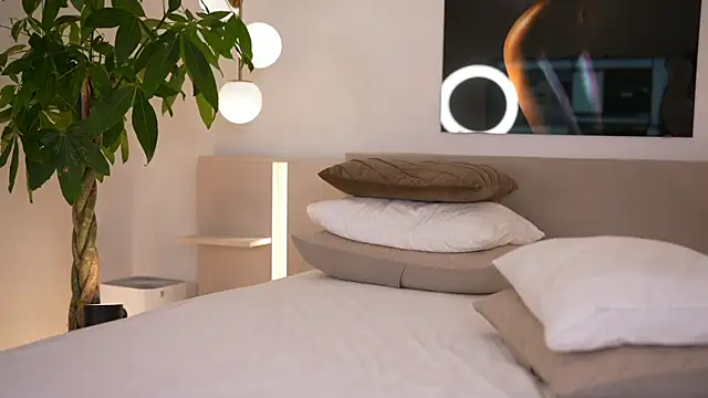 DoviaClaire online show from December 2025 08:01:02 AM