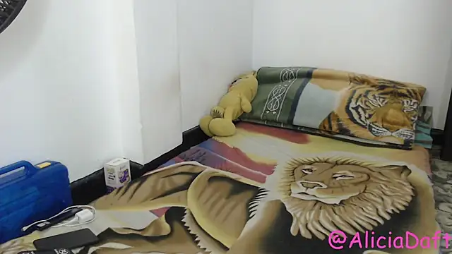 Snapshot of Smoke_trip_Alicia chatting on May 2026 07:18:01 PM Smoke trip Alicia online show from May 2026 07:18:01 PM