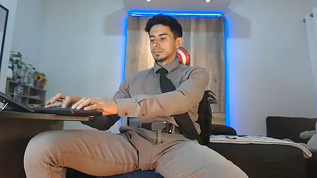 Andrew 4  online show from November 2025 02:33:02 AM