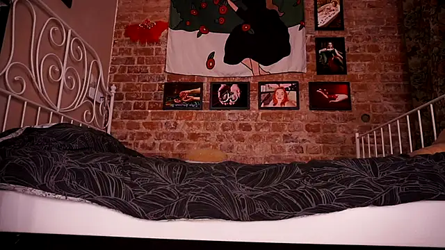 Snapshot of Evelively chatting on November 2025 02:45:02 AM Evelively online show from November 2025 02:45:02 AM