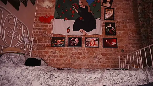 Snapshot of Evelively chatting on November 2025 04:13:02 AM Evelively online show from November 2025 04:13:02 AM