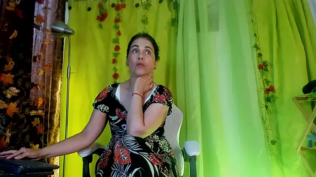 Snapshot of girasol_walton chatting on June 2026 04:35:02 PM girasol walton online show from June 2026 04:35:02 PM