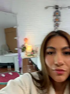 hollythomson online show from October 2025 05:55:02 PM