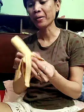Snapshot of QueenSoreal chatting on April 2026 09:39:01 PM QueenSoreal online show from April 2026 09:39:01 PM