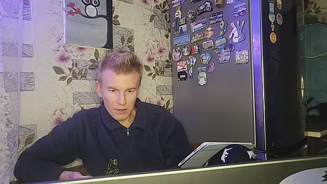 Snapshot of Vuitton chatting on January 2026 12:25:01 AM Vuitton online show from January 2026 12:25:01 AM