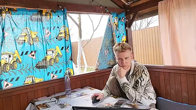 Snapshot of Vuitton chatting on March 2026 09:42:02 AM Vuitton online show from March 2026 09:42:02 AM