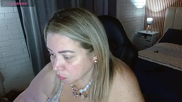 bella savati online show from December 2025 09:31:02 PM