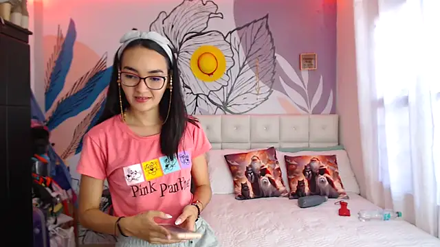 Snapshot of LinzyBaner chatting on December 2024 09:34:01 PM LinzyBaner online show from December 2024 09:34:01 PM