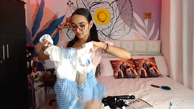 Snapshot of LinzyBaner chatting on December 2024 12:56:02 AM LinzyBaner online show from December 2024 12:56:02 AM