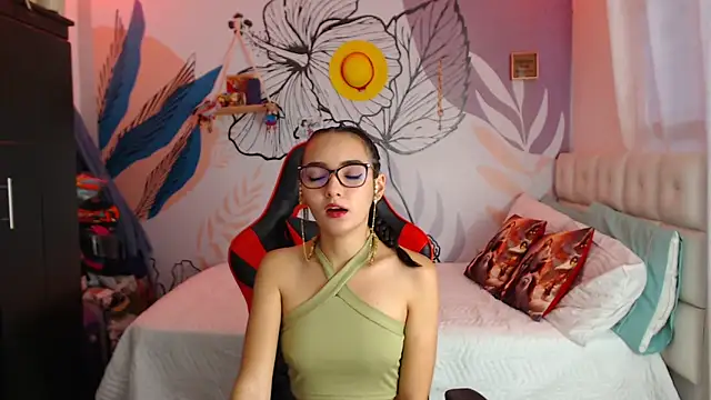 Snapshot of LinzyBaner chatting on December 2024 10:34:01 PM LinzyBaner online show from December 2024 10:34:01 PM