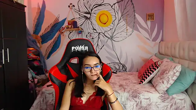 Snapshot of LinzyBaner chatting on January 2025 01:04:02 AM LinzyBaner online show from January 2025 01:04:02 AM