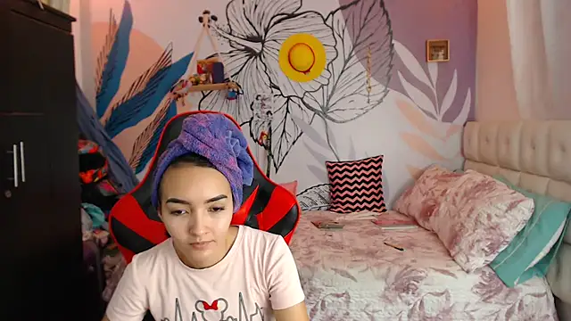 Snapshot of LinzyBaner chatting on January 2025 12:57:02 AM LinzyBaner online show from January 2025 12:57:02 AM