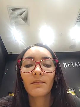 LinzyBaner online show from November 2025 08:41:02 PM