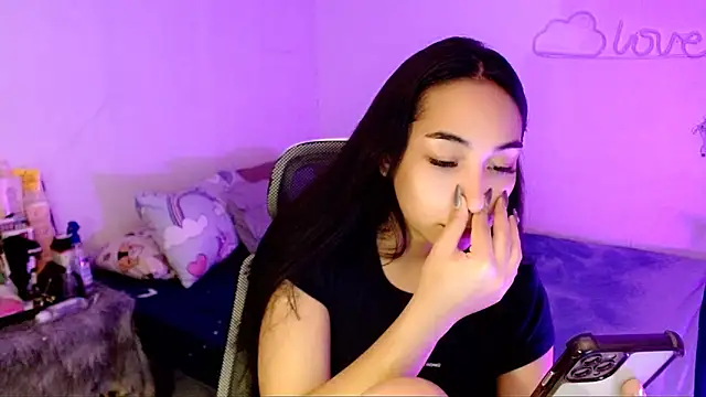 Snapshot of SweetLilly_18 chatting on December 2025 03:45:02 AM SweetLilly 18 online show from December 2025 03:45:02 AM