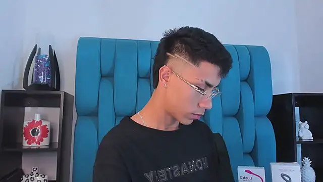 Snapshot of AlanNaughty chatting on December 2024 08:07:02 PM AlanNaughty online show from December 2024 08:07:02 PM