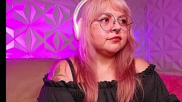 Snapshot of Satyn_doll chatting on February 2026 02:15:01 AM Satyn doll online show from February 2026 02:15:01 AM